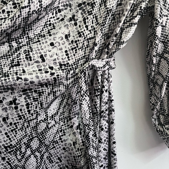 Sleek Good American Python Duster Robe Size 5= 2XL - Picture 9 of 12